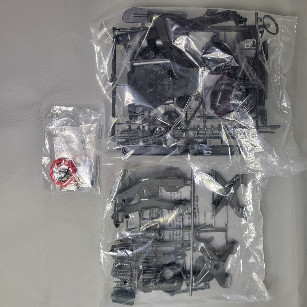 Revell Visible V-8 Engine 1/4 Scale With Moving Pistons And Crank Model Kit - Picture 7 of 8
